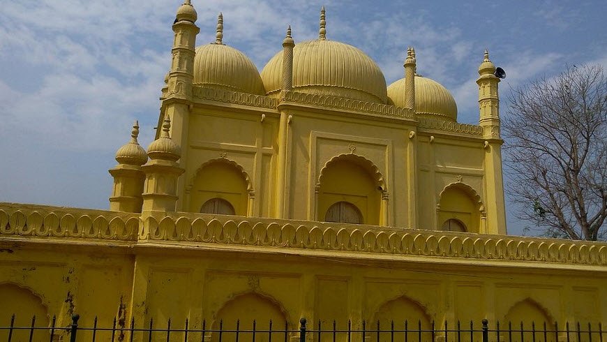 Yellow Mosque, Murshidabad, West Bengal - Vushii.com Yellow Mosque, Murshidabad, West Bengal - Vushii.com